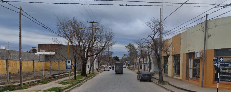 Un joven delincuente amenazó a comerciantes para robarles