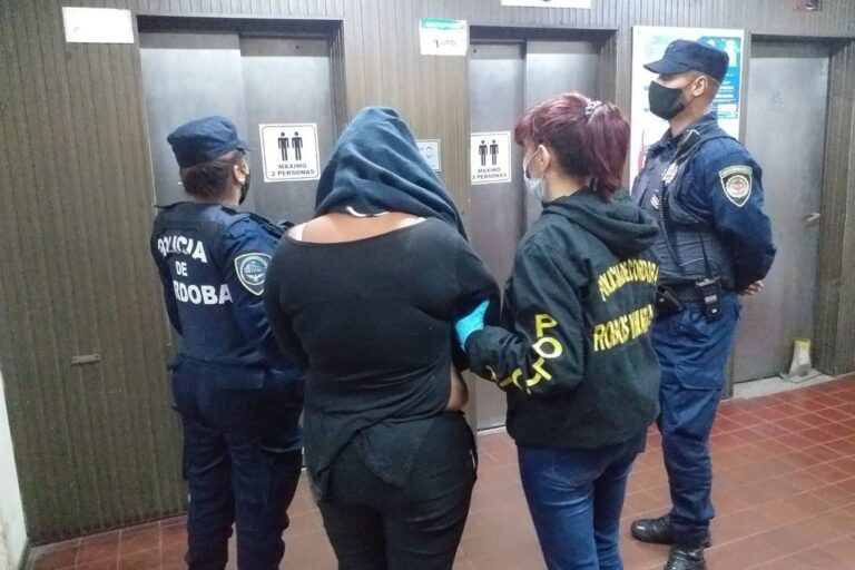 Detuvieron a una mujer por ocasionar escándalos y amenazar a la Policía