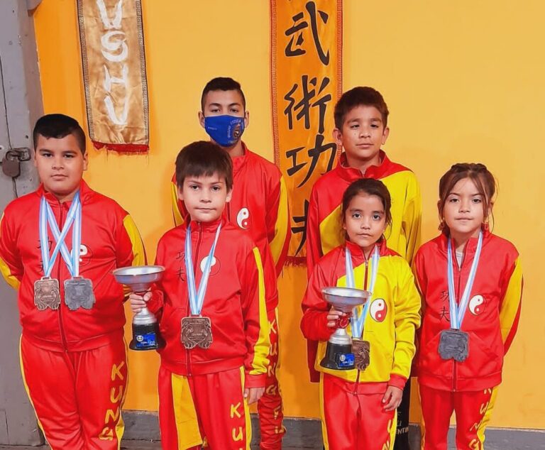 La academia Wushu Kung Fu Lingdao Long de San Francisco otra vez arriba del podio