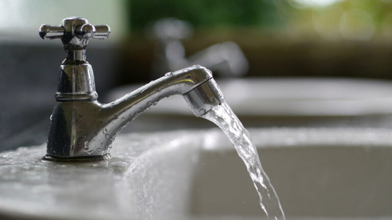 Corte de servicio del agua en barrio Las Rosas