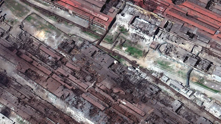 Invasión rusa: impactantes imágenes satelitales muestran cómo las tropas de Putin bombardearon brutalmente la planta siderúrgica de Mariupol