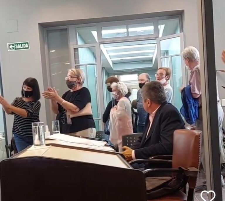 Jubilados municipales protestaron en el Concejo Deliberante