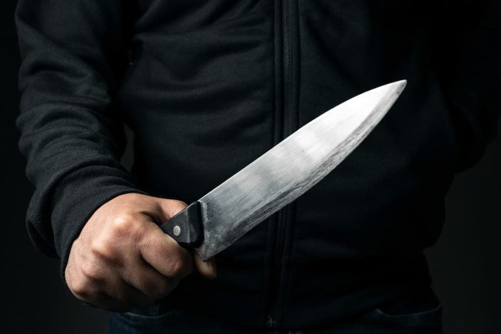 Hombre con cuchillo 1024x683