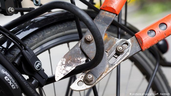  Dos adolescentes fueron trasladados a la comisaría tras cortar un candado y robar una bicicleta