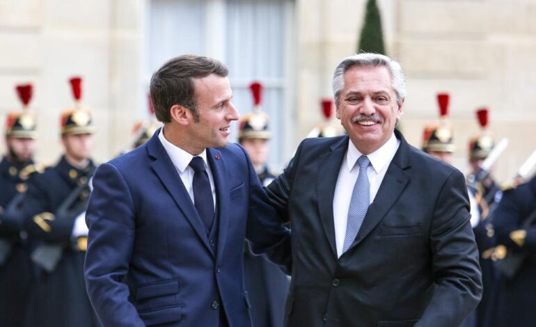 Fernández llegó a Francia y se reunirá con Macron en el cierre de su gira