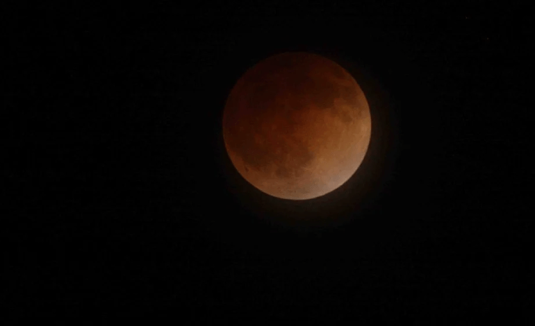 El domingo 15 se podrá ver desde el Observatorio de UTN el eclipse lunar y la luna roja