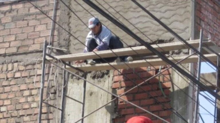 Un albañil cayó de un andamio y fue trasladado al Hospital