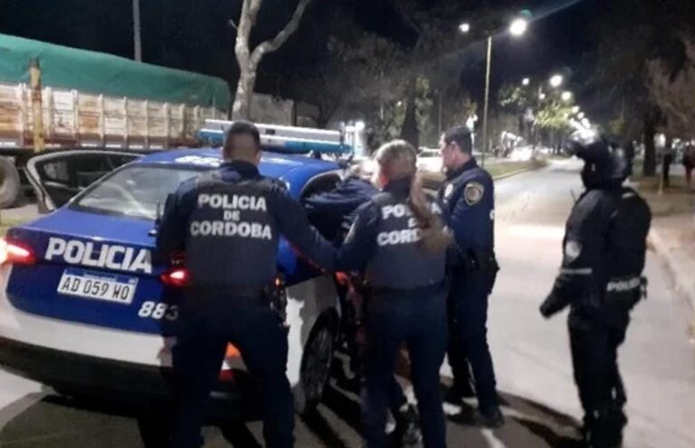Detuvieron a dos delincuentes que cometían arrebatos