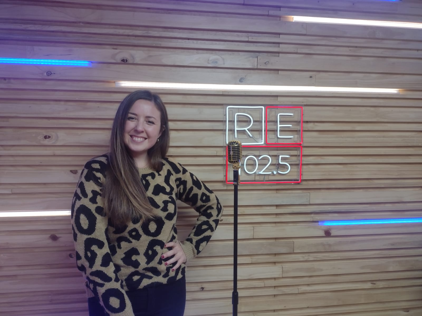 Bárbara en los estudios de Radio Estación 102.5.