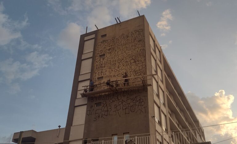  Monchito Cortez comenzó la pintura en el mural del ex Hotel Libertador