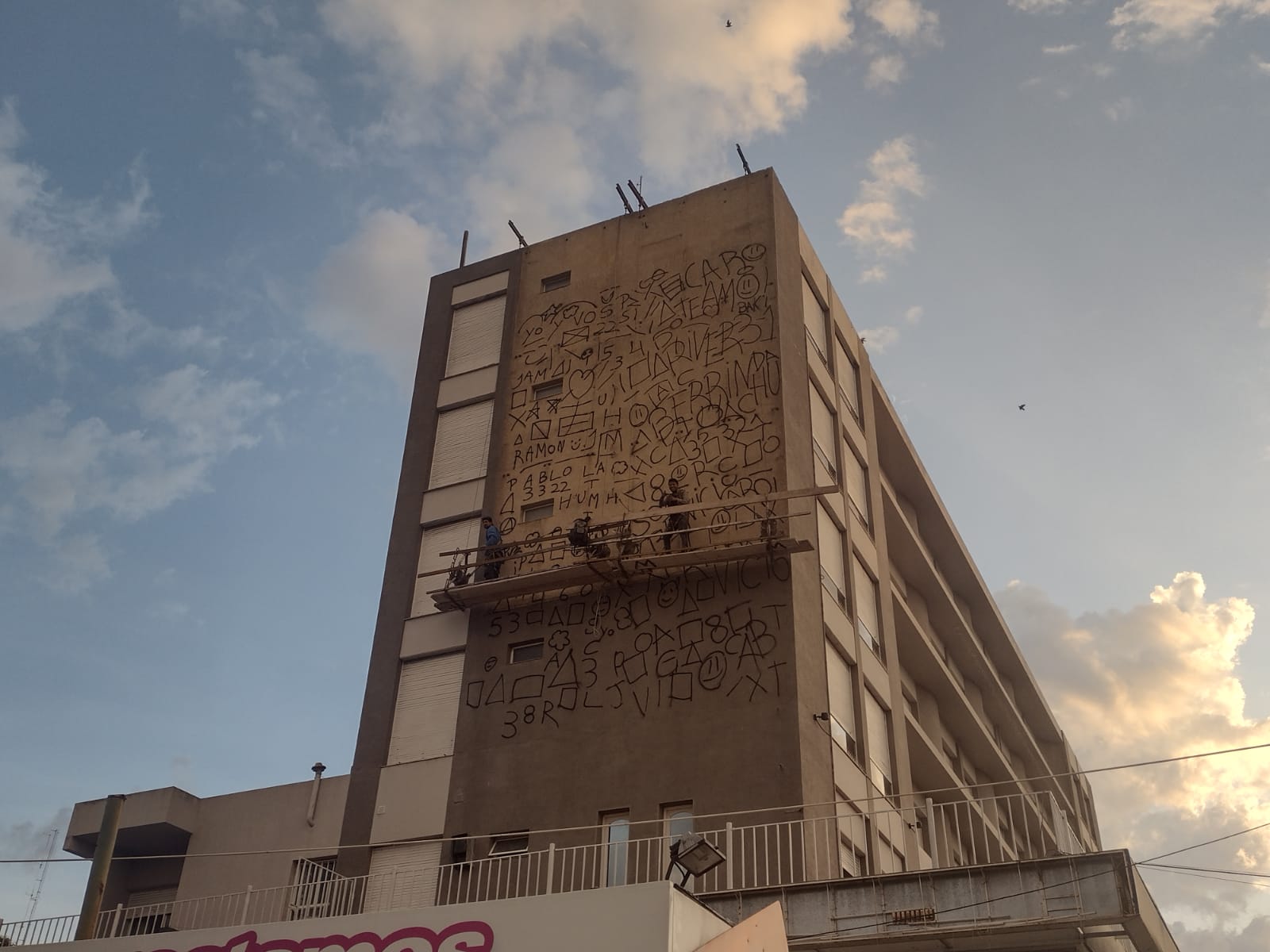 Monchito Cortez comenzó la pintura en el mural del ex Hotel Libertador