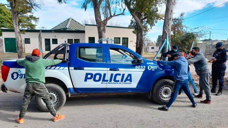 Golpeó a su madre y la amenazó en frente de la Policía