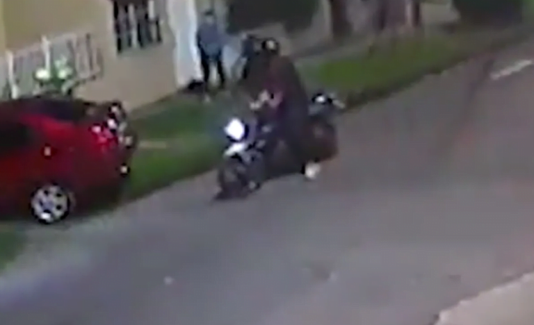 «Motochorros» le robaron el celular a un estudiante que iba al campo de deportes