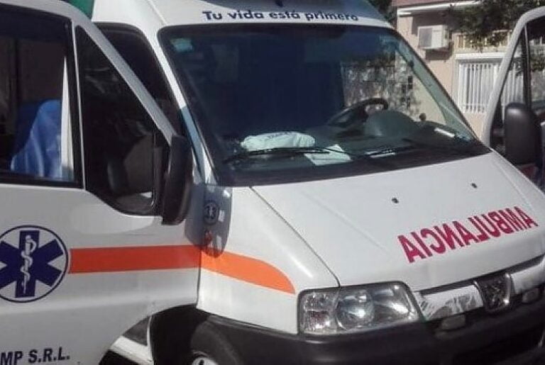 Una mujer resultó lesionada tras perder el equilibrio y caer