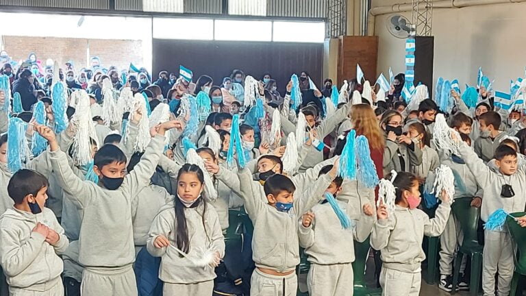 Más de 200 alumnos realizaron su promesa a la bandera