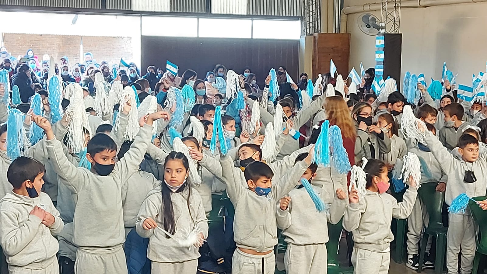 Más de 200 alumnos realizaron su promesa a la bandera - Radio Estación