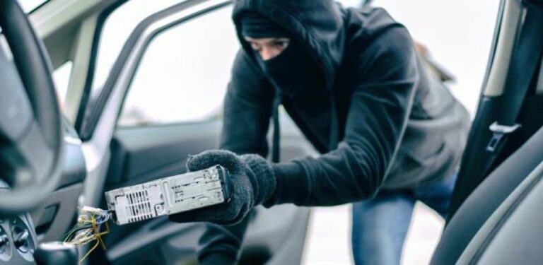 Robaron un estéreo de un automóvil