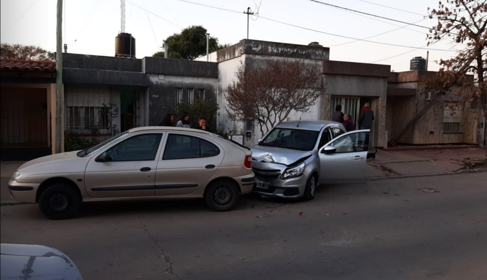 Un adulto mayor perdió el control de su vehículo y chocó con otro auto ...