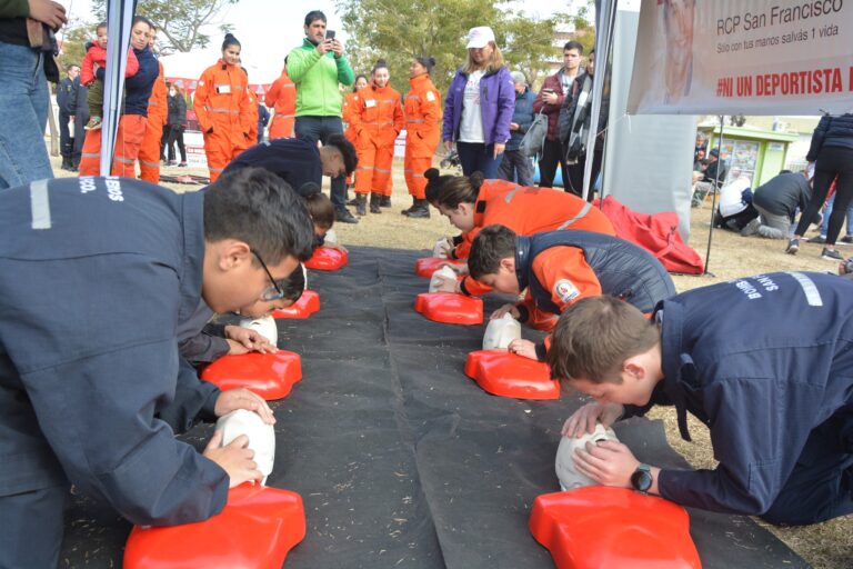 Asociación Civil Kevin y Bomberos Voluntarios realizaron una jornada de RCP en el centro de la ciudad