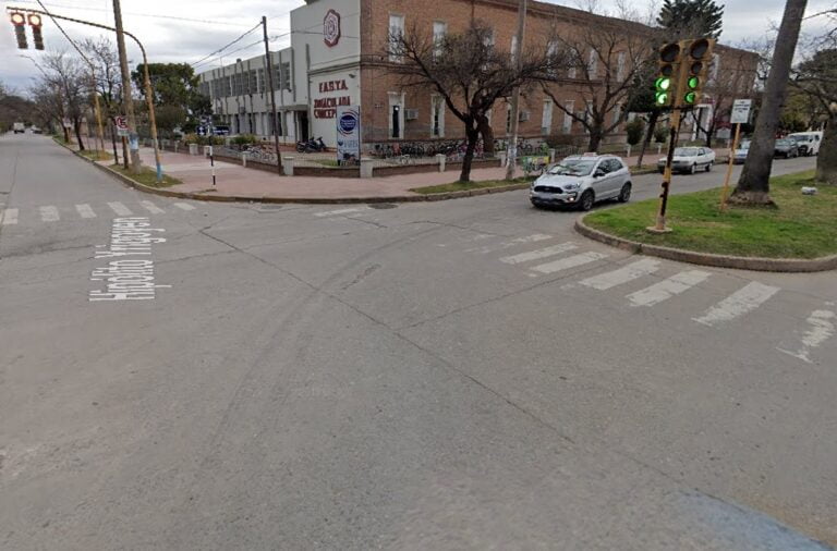 Le arrebataron el celular mientras caminaba