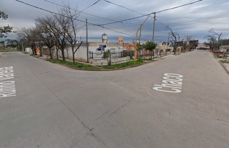 Le sustrajeron una campera y dinero en efectivo mientras caminaba