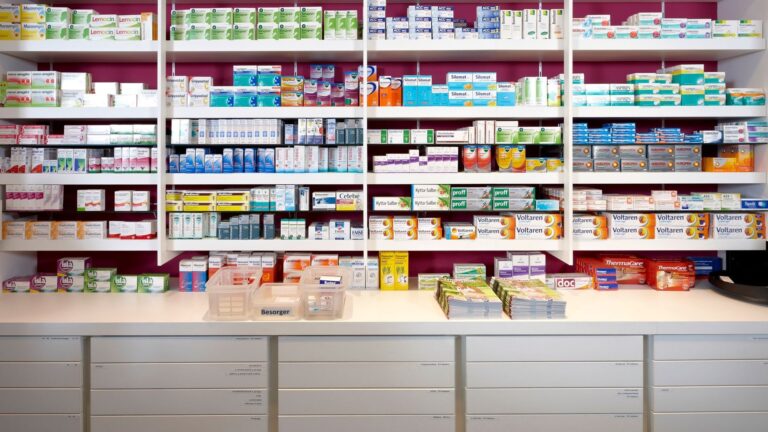 Robó mercadería de una farmacia y quedó registrado por las cámaras de seguridad