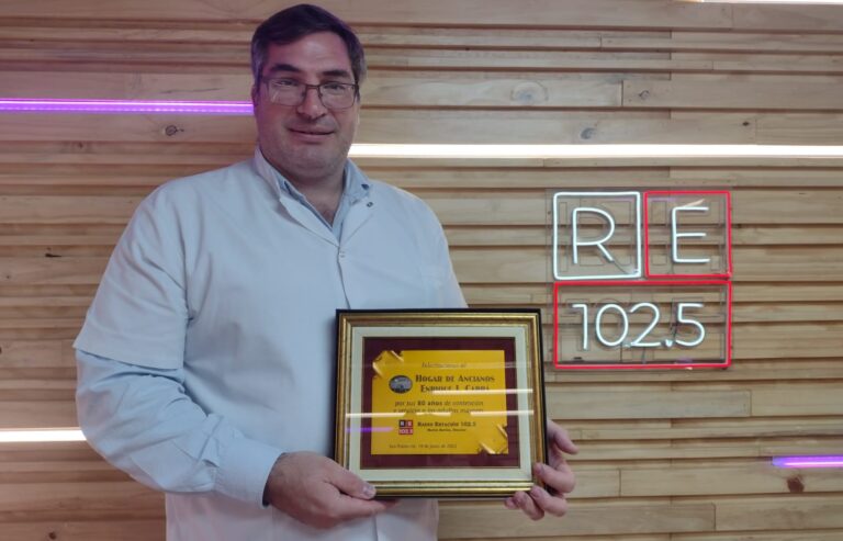 Radio Estación le entregó una placa conmemorativa al Hogar de ancianos «Enrique J. Carrá»
