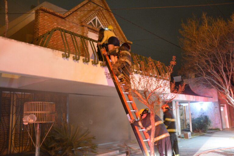 Bomberos rescataron a dos personas y un perro en un incendio a la madrugada