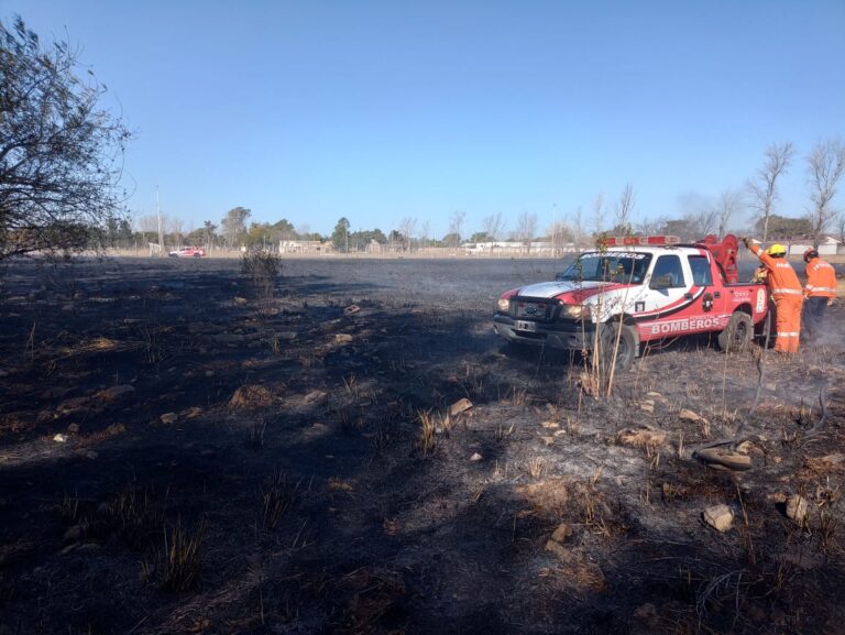 Bomberos Voluntarios intervienen en un incendio rural
