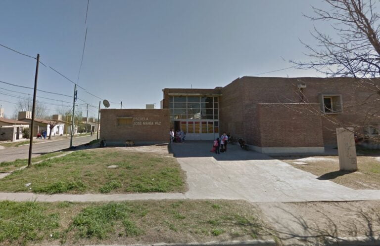 Rompieron un vidrio en la Escuela José María Paz