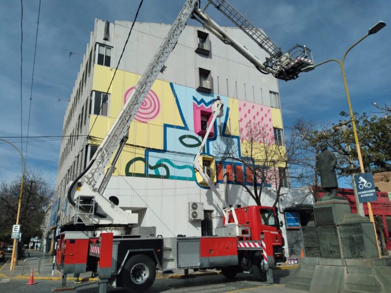 Los bomberos rescataron a un pintor que trabajaba en las alturas