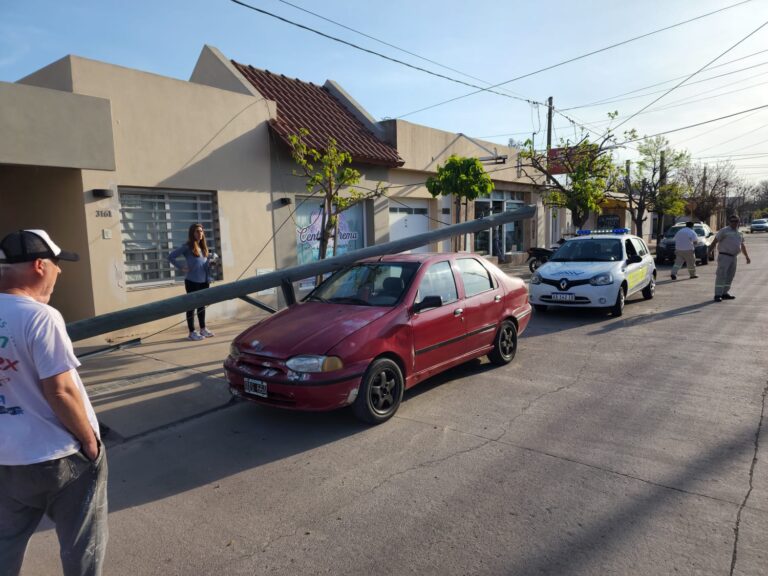 Poste de cableado cayó sobre un auto