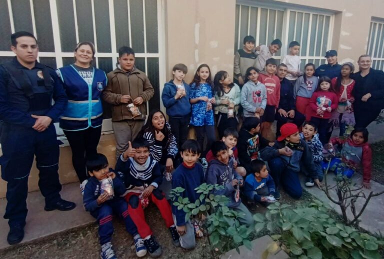 El merendero de Barrio Sáenz Peña recibió un gran gesto del personal policial