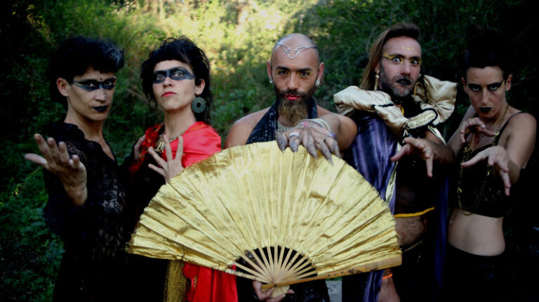 Tour No Binarix: se presenta la obra “Altas Brujas”