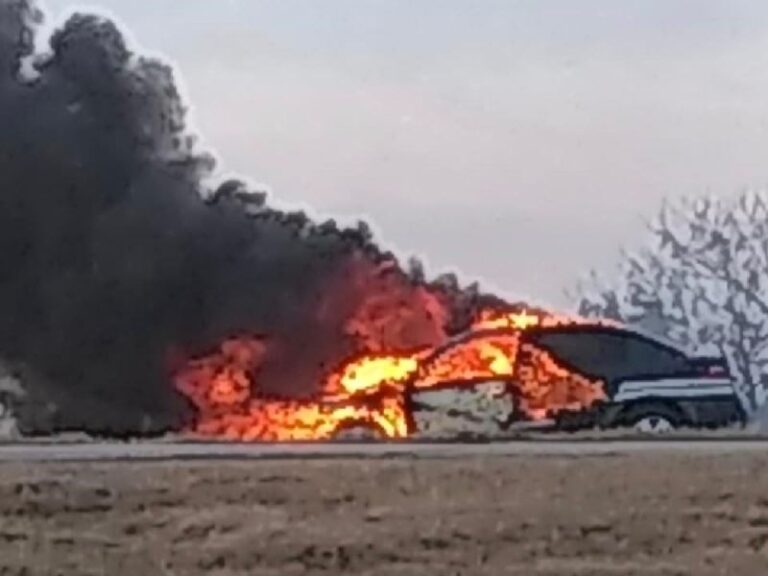 Un auto de Gendarmería Nacional fue consumido por el fuego