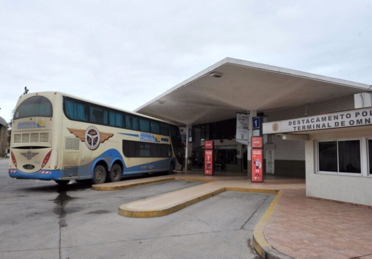 Extorsionaba a un hombre por dinero y fue detenida
