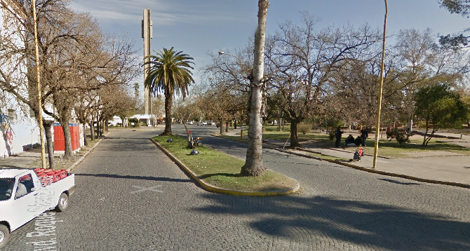 Una motociclista perdió el control y chocó contra una palmera del cantero de Bv. Sáenz Peña