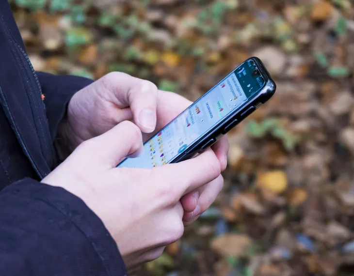 Dos jóvenes le sustrajeron un celular a una adolescente