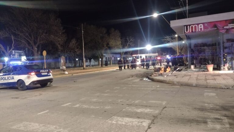 Impresionante vuelco de un vehículo en barrio Consolata