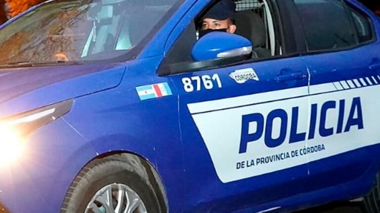 Tres delincuentes sorprendieron a una mujer y le robaron su mochila