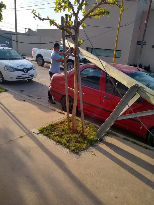 Un sanfrancisqueño demandará a Telecom porque uno de sus postes se derrumbó sobre su auto