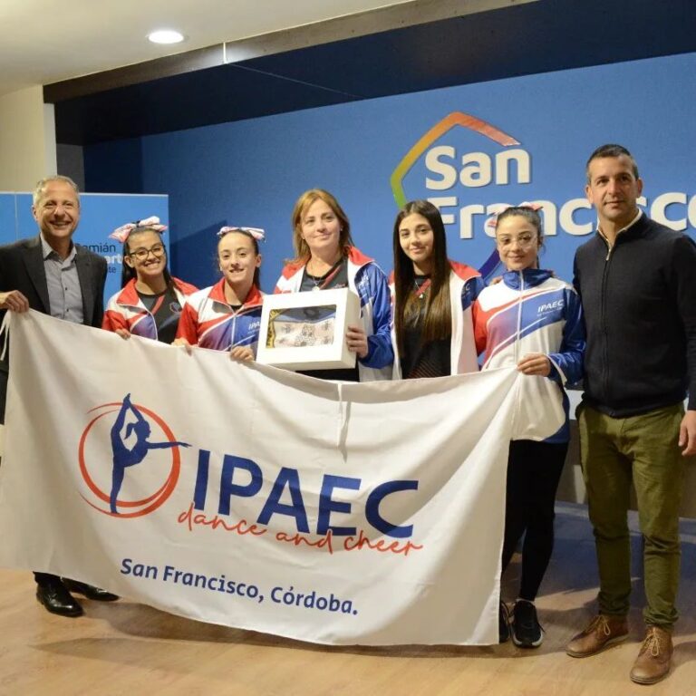 Deportistas locales recibieron la Bandera de San Francisco