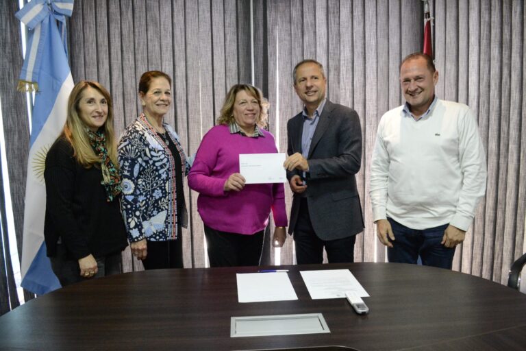 Bernarte entregó un subsidio a LALCEC para mejoras edilicias ⁣