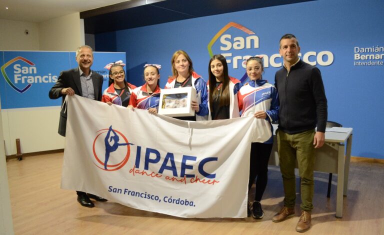 Deportistas de la ciudad recibieron la bandera de San Francisco