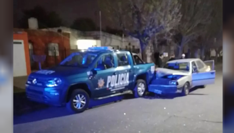 Estaba borracho y chocó a una camioneta de la policía de Frontera
