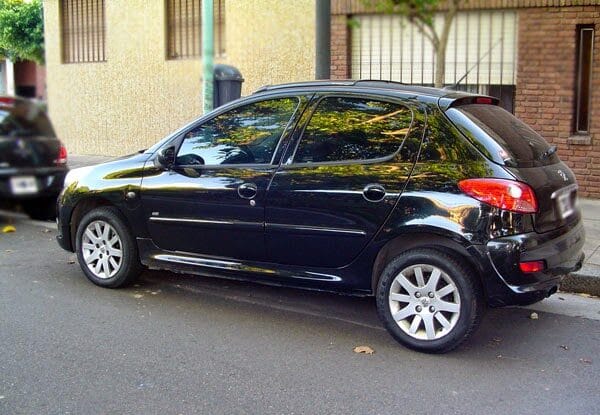 Una pareja fue detenida con un auto con pedido de secuestro