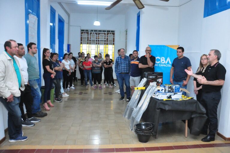 El municipio entregó herramientas a tres cursos del CEDER