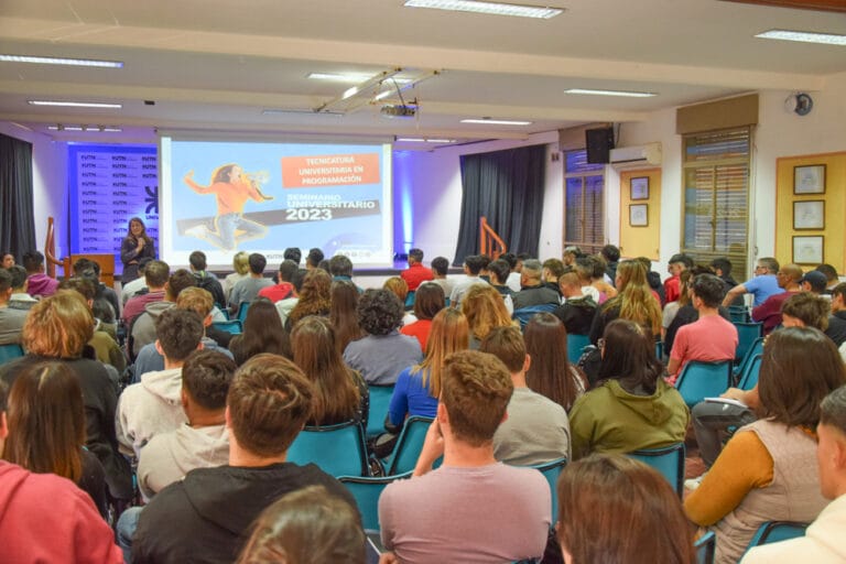 Con 120 inscriptos, comenzó el Seminario Nivelatorio de la Tecnicatura Universitaria en Programación