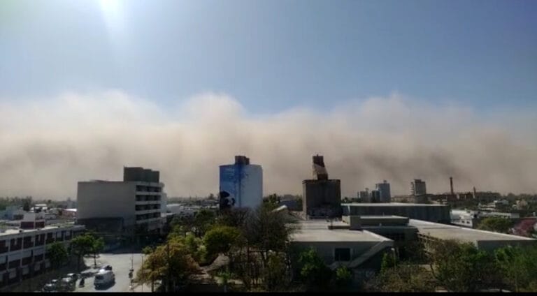 Rutas cortadas y precaución al circular por las nubes de tierra