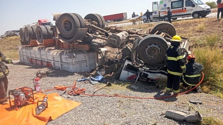 Falleció el conductor del camión que volcó en la Autovía Nacional